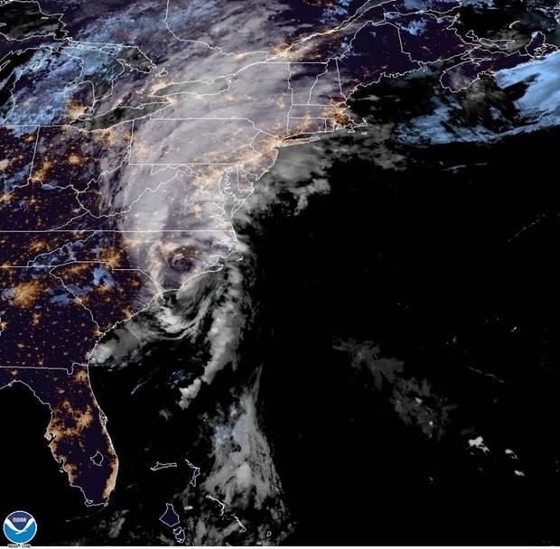 Fotografía cedida por la Administración Nacional Oceánica y Atmosférica (NOAA) de Estados Unidos por vía del Centro Nacional de Huracanes (NHC) donde se muestra la localización del huracán Isaías sobre Carolina del Norte este lunes a la 1:56 hora local (5:56 GMT).