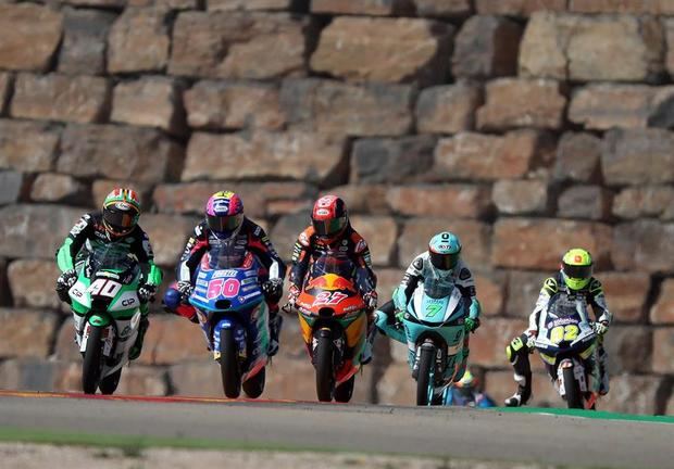 Varios pilotos de Moto 3 durante los entrenamientos celebrados este viernes en el circuito turolense de Motorland Alcañiz.