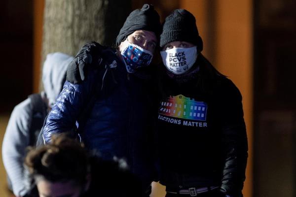 Personas aguardan los resultados de las elecciones en McPherson Square, cerca a la Casa Blanca, en Washington, este 3 de noviembre de 2020. 