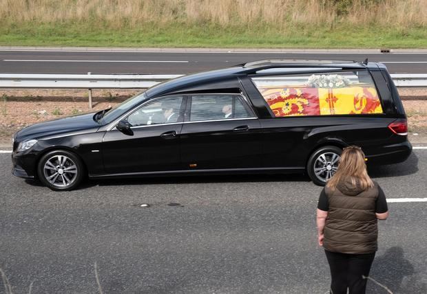 Imagen de 11 de septiembre del coche fúnebre que lleva el ataúd de la reina Isabel II en su camino hacia Edimburgo.