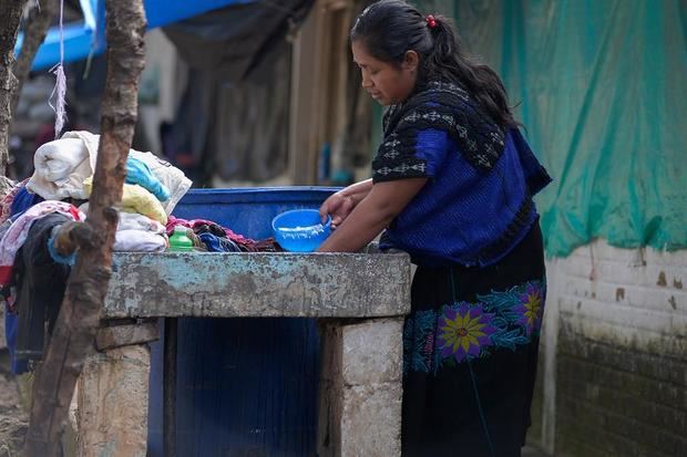 Una mujer de la comunidad Tzotziles lava ropa el 8 de agosto de 2020 en San Cristóbal de las Casas en el estado de Chiapas, México.