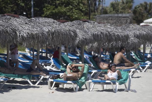 Bañistas toman el sol en la playa en Varadero (Cuba), en una fotografía de archivo.