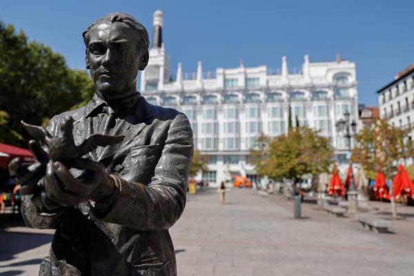 Escultura dedicada al escritor Federico García Lorca en Madrid. 