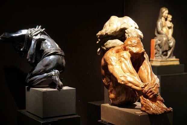 Vista de algunas de las esculturas expuestas en la Feria Internacional de Arte (TEFAF), que ha abierto sus puertas este jueves en Maastricht (Países Bajos) a sus clientes más exclusivos, con llamativas piezas de arte y galeristas españoles aunque con una obvia reducción de visitantes preocupados por la crisis del coronavirus.