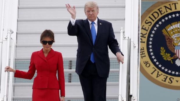 Donald y Melania Trump en su llegada a París.
