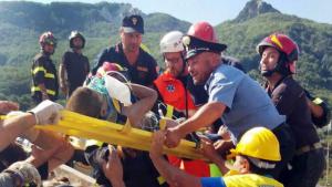 Un muerto y decenas de atrapados tras terremoto en Italia