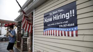 Empleos en EE.UU. aumentan más de lo previsto en julio