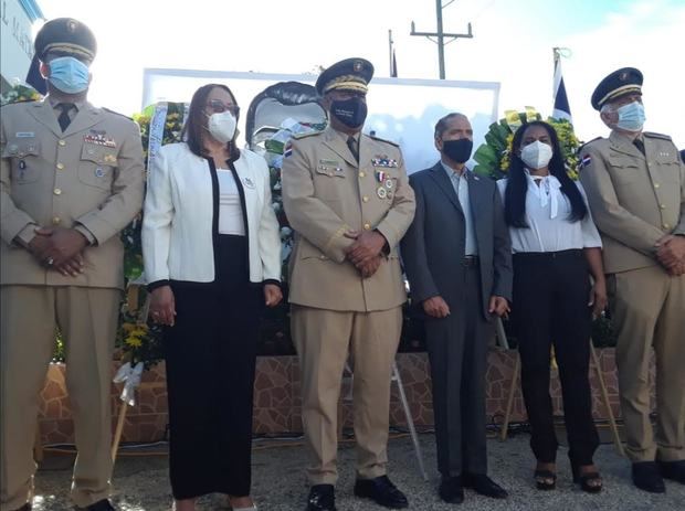 Juan Pablo Uribe, al centro, junto a Elvira Corporán, Gobernadora Civil Provincial y autoridades militares. 
