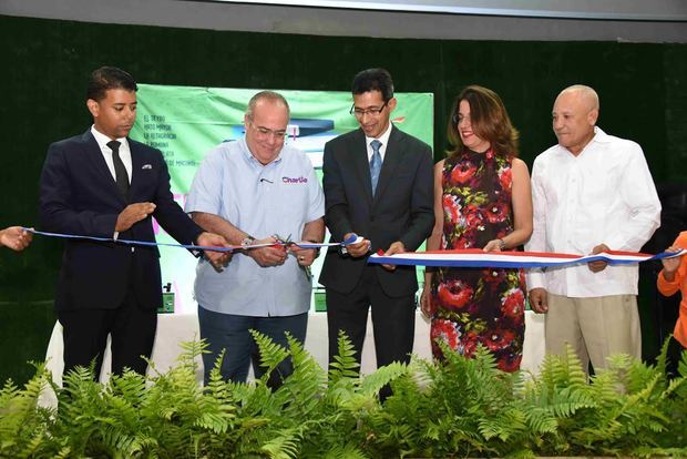 Corte de cinta para inaugurar la 15ª Feria Regional del Libro y la Cultura Monte Plata 2019.