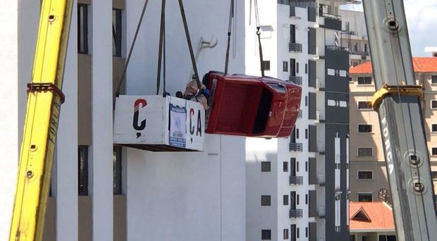 Instalación del vehículo en la pared de la edificación.