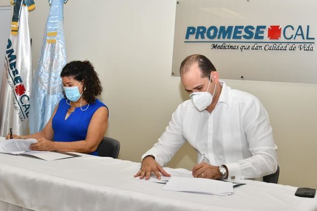 Firma del convenio, Adolfo Pérez, director de PROMESE/CAL y Sonia Vásquez, representante Nacional de UNFPA.