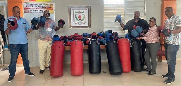 Directivos de la Asociación de Boxeo de Santiago muestran parte de la utilería que será entregada a los clubes afiliados, para ser utilizada en la preparación de sus pugilistas para el torneo por fajas que se avecina y otras actividades, en la foto, los señores Ariel Acosta, presidente, Vicente Díaz, Alex Recio, Ana Griselda Pérez y José Miguel Rodríguez.