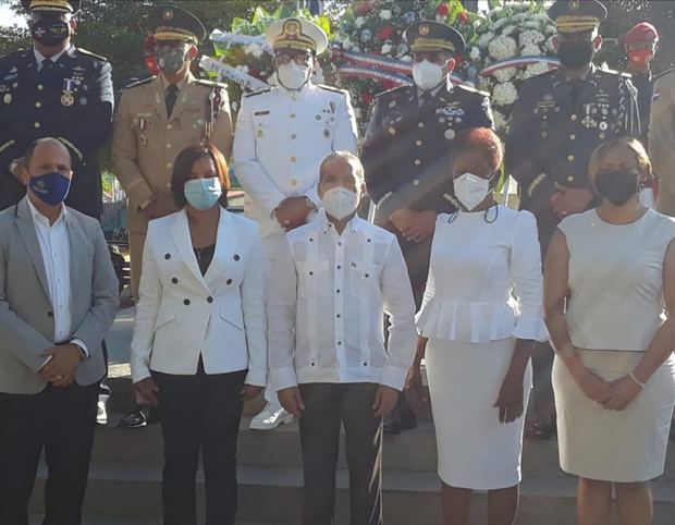 Juan Pablo Uribe, al centro, junto a autoridades civiles y militares.