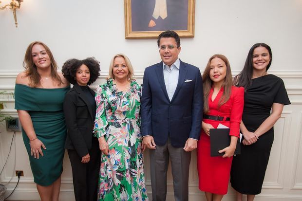 Rosa Hernández de Grullón y David Collado, junto al equipo de la Embajada dominicana en Francia.