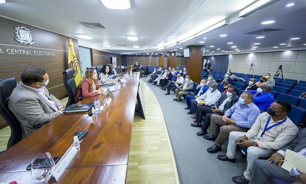 Asistentes al encuentro de la Junta Central Electoral, JCE,  con los representantes de los partidos, movimientos y agrupaciones políticas.