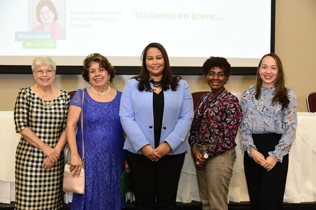 Mella Barnett, Miriam Díaz Santana, Berenice Barinas, Fátima Lorenzo y Leidy Blanco García.