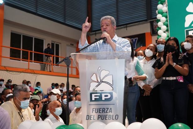 Leonel Fernández juramenta un alcalde y dos exdiputado peledeístas.