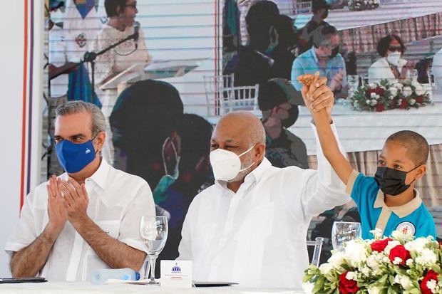 Presidente Abinader junto a Roberto Furcal y estudiante en la inauguración.