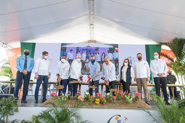 Presidente Abinader participa de primer palazo de ampliación Aeropuerto Internacional del Cibao (AIC).