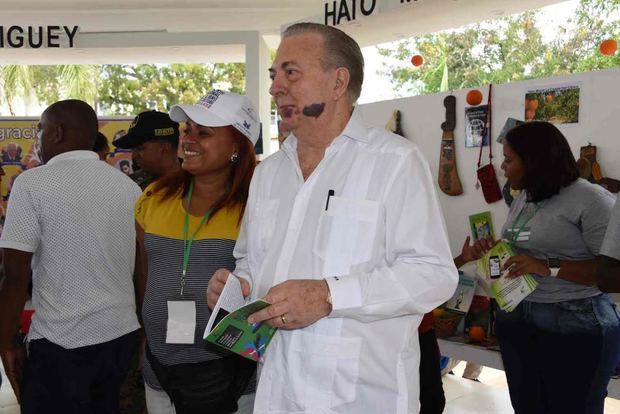 Ministro de Cultura, Arq. Eduardo Selman en la Feria del Libro y la Cultura Monte Plata.