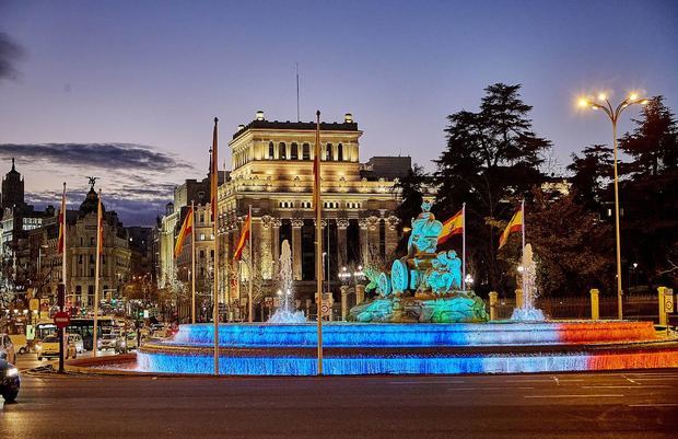 La Plaza de La Cibeles, iluminada con los colores de la bandera dominicana.