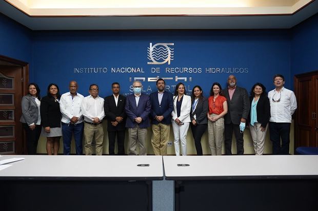 Olmedo Caba junto al ministro Ceara Hatton y demás funcionarios.