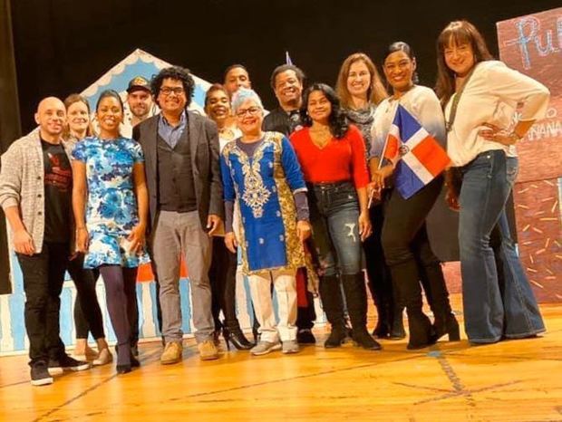 El equipo de bailarines, músicos y colaboradores junto  a los organizadores y conferencistas.