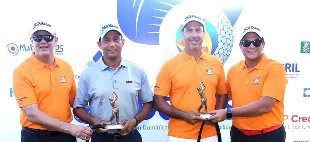 César Rodríguez y Marcel Olivares, Campeones del 5to. Torneo ADOCOSE, con escore gross  entregan Ricardo Rizek y Franklin Glass.