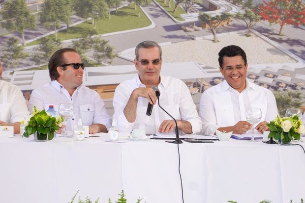 José Ignacio  Paliza, presidente Luis Abinader y el ministro de Turismo, David Collado.