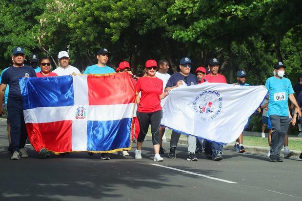 La presidenta del Colegio de Notario, Laura Sánchez, directivos y miembros en la caminata.