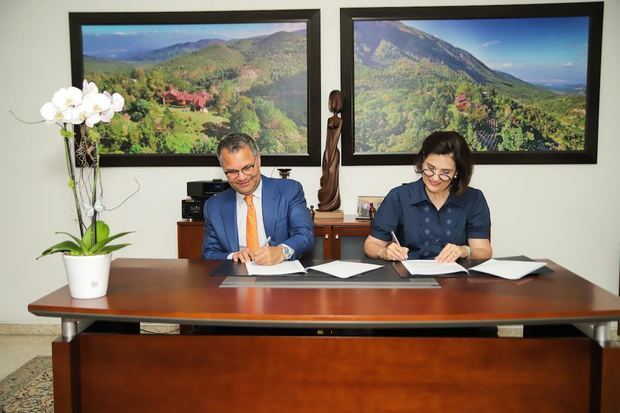 Durante la firma de acuerdo los señores Alberto Cruz y María Amalia León.