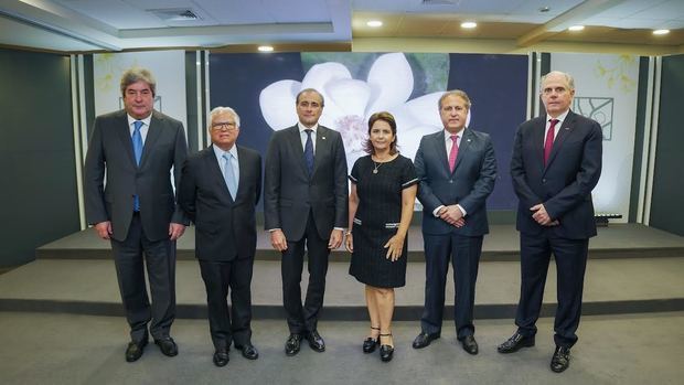 Manuel Eliseo Fernández ,Luis López, Lawrence Hazoury, Miriam Armenteros, Gustavo Ariza y David Fernández.