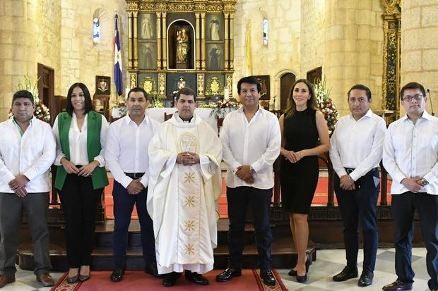 Suny Canchari, Lizzie González, Carlos Butrón, Reverendo Nelson Clark, Arturo Marroquín, Lorena Gutiérrez, Mario Medina y Ubaldo Dedios.