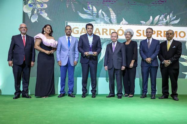 Galardón al Mérito Supremo al Gabinete de Turismo, recibido por el Ministro de Turismo, David Collado. Entregan la estatuilla. Wilson Rodríguez, Yenny Polanco Lovera, Joel Santos, Ellis Pérez, Roxanna Caminero, Luis José Chávez y Reynaldo Caminero.