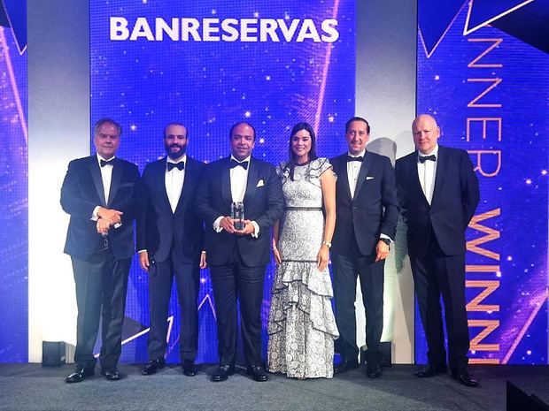 Samuel Pereyra, al momento de recibir el premio en Londres, acompañado de Matt Frei, host del evento; Francisco Elias, subadministrador de Empresas Subsidiarias del Banco; Fraysis Moronta, directora general senior de Capital Humano, Proceso, Tecnología y Operaciones; José Obregón, director general senior de Negocios Internacionales y Gobierno Corporativo; y Rob Dwyer, editor de Latinoamérica de Euromoney.