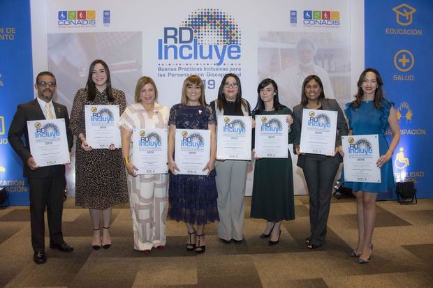 Jacqueline Ortiz de Lizardo, presidente voluntariado Banreservas, Julianni Guerrero, Directora general de Responsabilidad Social y la Directora general de Capital Humano, Saida Fernández, junto al equipo.