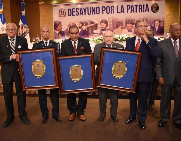 El presidente y vicepresidente del Instituto Duartiano, Wilson Gómez Ramírez y Manuel Rodríguez Grullón junto a los reconocidos coronel Jansen del Orbe, Miguel Franjul, Marino Vinicio Castillo y magistrado Milton Ray Guevara.