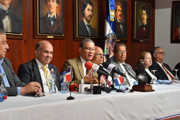 José Miguel Soto Jiménez, presidente Partido Quinta República; Pelegrín Castillo, del Centro de Pensamiento y Acción Del Proyecto Nacional (ProNacion); Wilson Gómez Ramírez, presidente del Instituto Duartiano; Julio Manuel Rodríguez Grullón, vicepresidente; Jacinto Pichardo Vicioso, secretario general; Rosanna Féliz Obregón, vocal y José Pilía Moreno Duarte, tesorero.