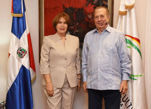 El arquitecto Eduardo Selman recibe en su despacho a la nueva ministra de Cultura, Carmen Heredia