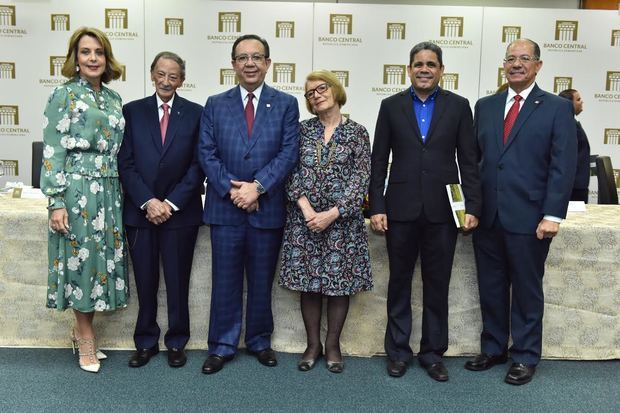 Clarissa de la Rocha de Torres, Julio Llort, Héctor Valdez Albizu, Marianne de Tolentino, Pedro Antonio Valdez y José Alcántara Almánzar.