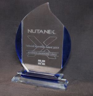 La placa de reconocimiento otorgada por la empresa internacional de tecnología Nutanix Latam a Referencia Laboratorio Clínico.