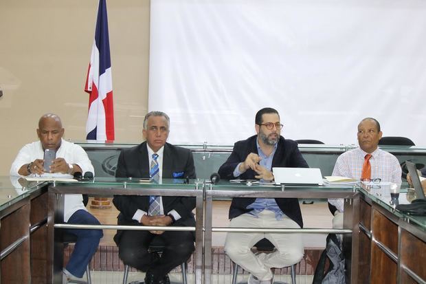 Manuel Luna, director ejecutivo de CRESO en la mesa de trabajo, junto a Luis Mejía Oviedo, presidente del COD, Tony Mesa Director Técnico de MIREDEC y Juan Francisco Febles, Director Técnico del COD.