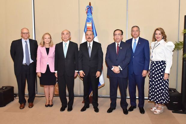 De izquierda a derecha Alejandro Werner, Patricia Alonso, Mitsuhiro Furusawa, Danilo Medina, Héctor Valdez Albizu, Donald Guerrero y Clarissa de la Rocha.