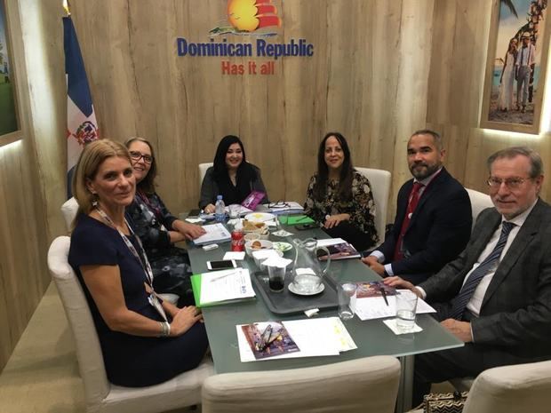 Magaly Toribio, asesora de Marketing del Ministerio de Turismo (MITUR) junto  a integrantes de la 40 versión de la WTM, celebrada recientemente en Londres.