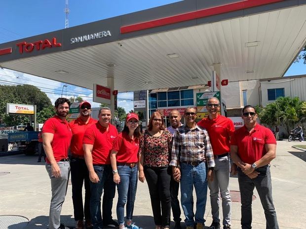 Ejecutivos de Total y miembros de sus equipos durante la visita a una estación de servicio como parte de la celebración de la Semana del Cliente.