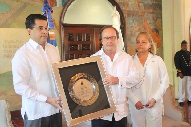 David Collado, otorgó reconocimiento a Francois Hollande durante su visita en el Palacio Consistorial.