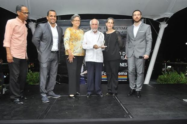 Reconocimiento a Don Papío Báez. Jose Rodriguez, Gary Olivo, Valentina Báez, Heidy Báez y Gabriel Aspas.  