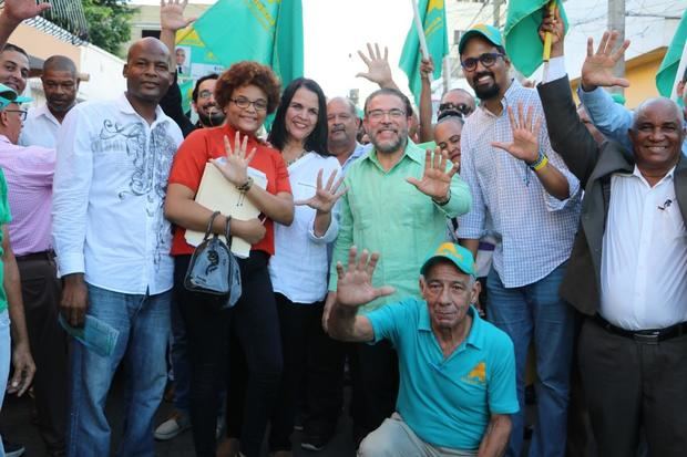 Recorrido en Villa Consuelo de los candidatos de Alianza País Guillermo Moreno y Minou Tavárez.