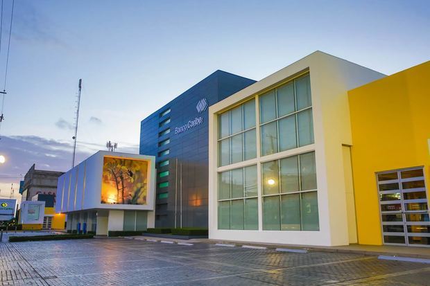 Fachada de la sede central de Banco Caribe, en la avenida 27 de Febrero, en Santo Domingo.
