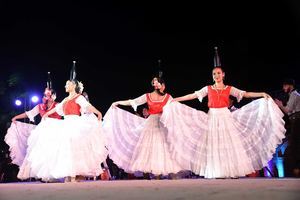 Entre canto de cofradías y bailes celebran el Día Mundial de Folklore en Plaza España